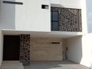 CASA CON SAL?N DE JUEGOS