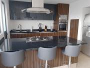 Casa con seguridad y amenidades