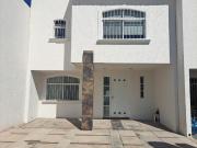CASA CON SERVICIOS EN RENTA EN FRAYLEA RESIDENCIAL