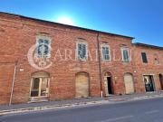 Casa con spazi esterni e locale commerciale nel centro...