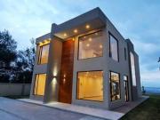 Casa con suite en planta baja de venta Nayón, sector...