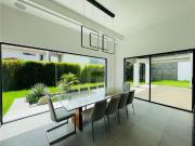 Casa con suite y jardines en arriendo – Cumbayá Quito |...