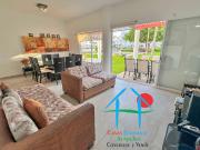 Casa con terraza privada con salida al jardín y alberca...