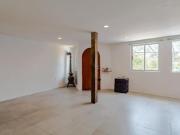 CASA CON TERRAZA Y ENTORNO ARBOLADO