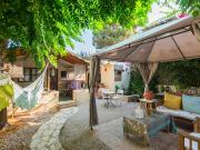 Dublex adosado con parcela ajardinada enfrente