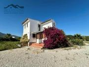 Casa con terreno en venta en Estepona