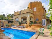 Casa con terreno en venta en Orihuela Costa