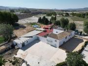 Casa con terreno en venta en Villena