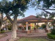 Casa con terreno excedente de jardín propio frente alberca