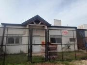 Casa con tres dormitorios, baño, patio interno, cocina...