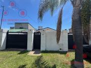 Casa con tres dormitorios, entrada para dos vehículos,...