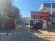 Casa con tres habitaciones, baño, cocina, comedor,...