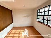 Casa con Uso de suelo para Escuela sobre Calzada de las...