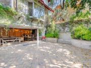 Casa con vegetación y solarium en fraccionamiento con...