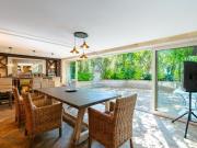 Casa con vegetación y solarium en fraccionamiento con...