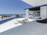 Casa con vista al mar, dos pisos, cochera, jardín,...