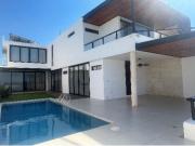 Casa con vista al mar en privada