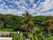 Casa contemporânea com piscina e área de lazer completa...