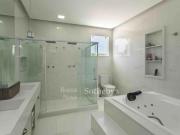 Casa contemporânea em condomínio na Barra da Tijuca