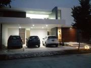 CASA COUNTRY CLUB CON PANELES SOLARES