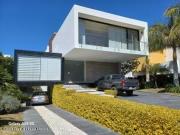 Casa, cuarto de servicio, area de TV, 4 recamaras. VENTA...