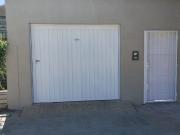 CASA DE 1 DORMITORIO CON GARAJE PARA 2 AUTOS