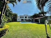 Casa de 1 Nivel con alberca y jardin en venta