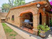 Casa de 1 nivel en condominio con jardín y chimeneas –...