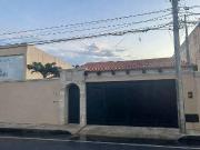 Casa de 1 piso con 2 habitaciones en renta