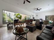 Casa de 1 planta con alberca, sobre Avenida Temozón Norte