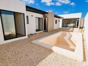 Casa de 1 planta con piscina, dentro de privada...