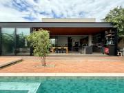 Casa de 268m² com 03 suítes à venda em condomínio Alphaville
