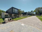 Casa de 2 dormitorios, 3 baños, 2 cocheras en complejo...