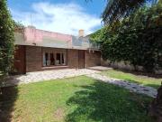 Casa de 2 dormitorios a reciclar con jardín en venta en...