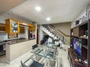 Casa de 2 dormitorios, cocheras y gran jardín