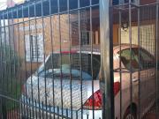 Casa de 2 dormitorios con cochera semicubierta al frente...
