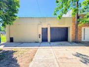 Casa de 2 dormitorios, con doble patio y cochera doble,...