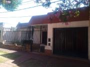 CASA DE 2 DORMITORIOS CON GARAGE Y PATIO CON VERDE