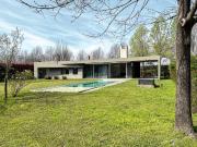 Casa de 2 dormitorios con gran jardín y pileta en Los...