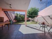 Casa de 2 dormitorios con jardín, galería y parilla....