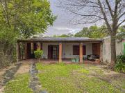 Casa de 2 dormitorios con jardín y pileta en Funes