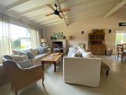 Casa de 2 Dormitorios con Parque y Pileta en Pinamar