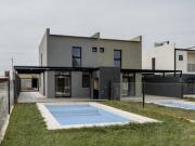 Casa de 2 dormitorios en Funes Norte con Pileta y...