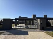Casa de 2 dormitorios en Funes Norte con Pileta y...
