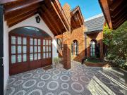 Casa de 2 dormitorios mas comodín con jardín, pileta y...