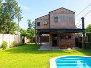 Casa de 2 dormitorios, parque y pileta en Villa Elisa