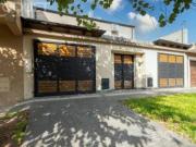 Casa de 2 dormitorios, patio verde y cochera