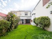 Casa de 2 dormitorios, patio verde y cochera