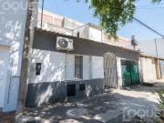 Casa de 2 dormitorios, patio y cochera en Sargento Cabral