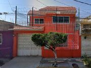 Casa De 2 Niveles A Pecio De Remate En Jardines De...